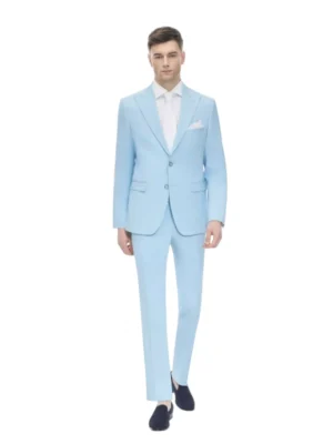 Model in costum bleumarin